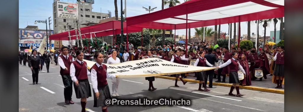 Delegación del Colegio Reina del Santísimo Rosario con su estandarte en el desfile cívico escolar por el 158.° aniversario de Chincha 2026