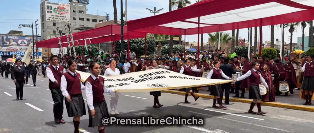 Delegación del Colegio Reina del Santísimo Rosario con su estandarte en el desfile cívico escolar por el 158.° aniversario de Chincha 2026