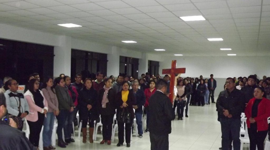 Padres de familia reunidos en el auditorio del Colegio Reina del Santísimo Rosario