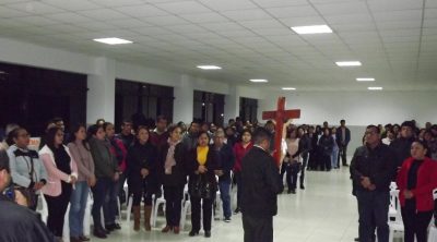 Padres de familia reunidos en el auditorio del Colegio Reina del Santísimo Rosario
